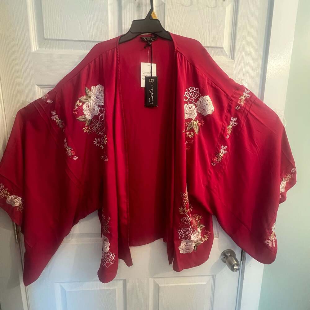 D2 by Diane Gilman Red Floral Embroidered Kimono Wrap Topper Size 2X Flowy Light